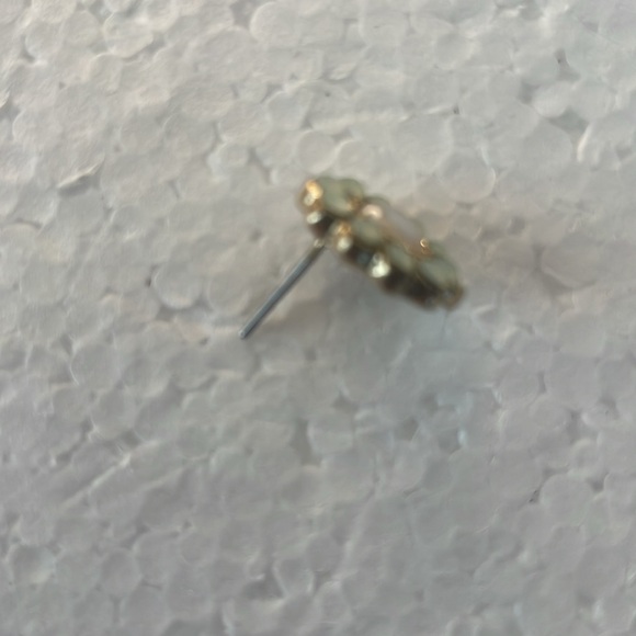 Bundle of 4 vintage flower stud earrings for pierced ears - Picture 9 of 10